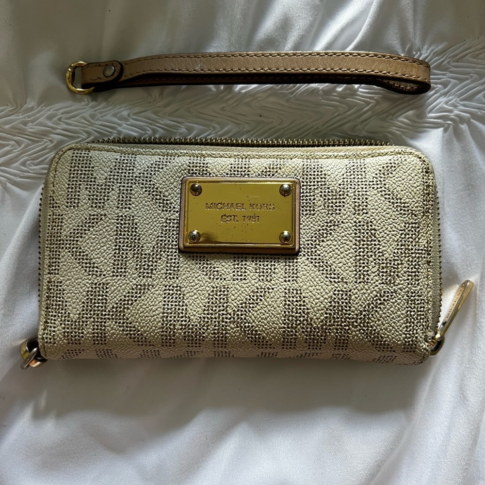 Michael Kors Bags, Wallet and Rain & Stain Repellent - Picture 5 of 6